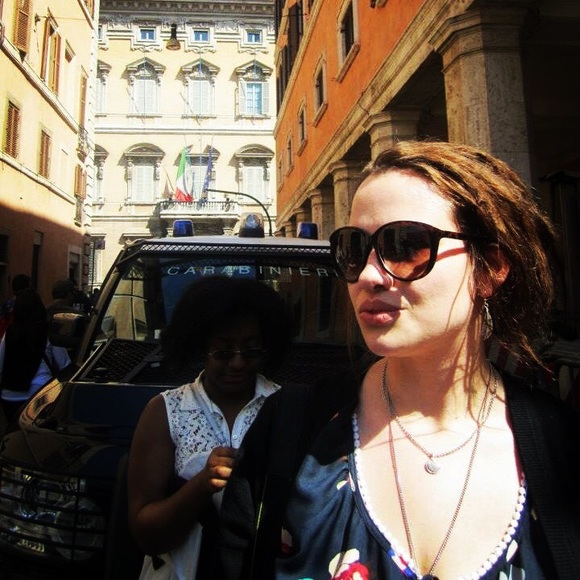 Meet Your Posher!🌻 - Picture 1 of 3